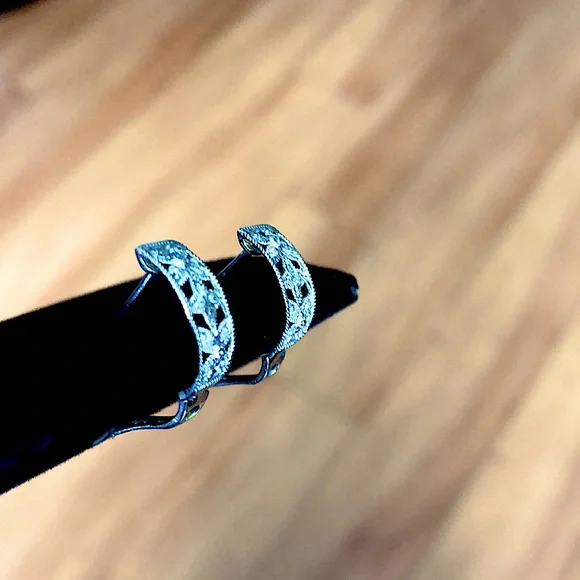 Ornamental white gold earrings